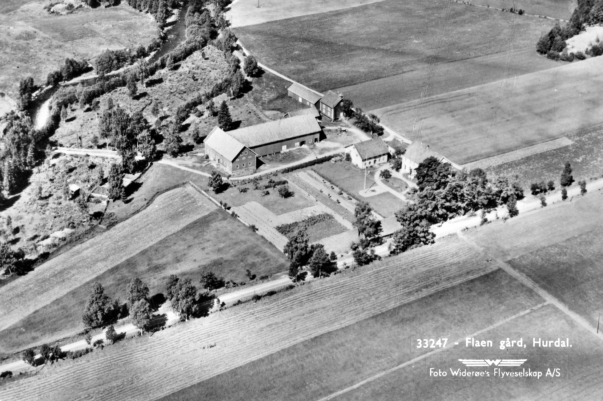 Flyfoto av Flaen gård, Hurdal — Foto: Widerøes Flyveselskap A/S